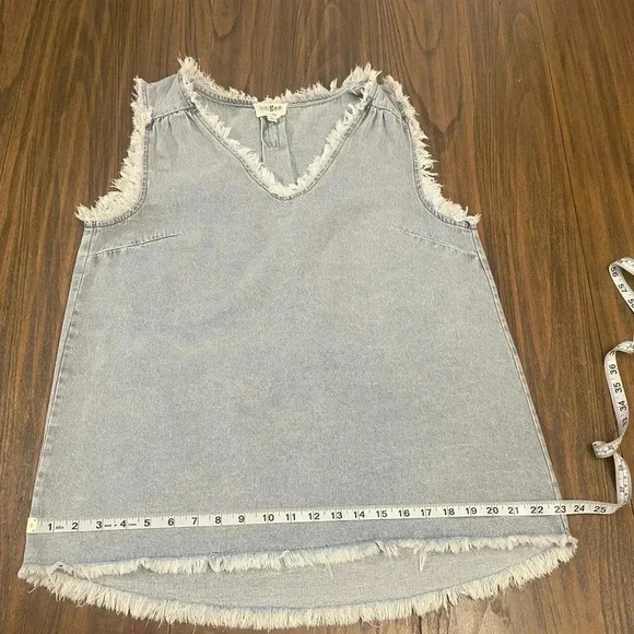Umgee Denim Light Wash Sleeveless Cut Off V Neck Women’s Blouse size Small - Picture 10 of 11